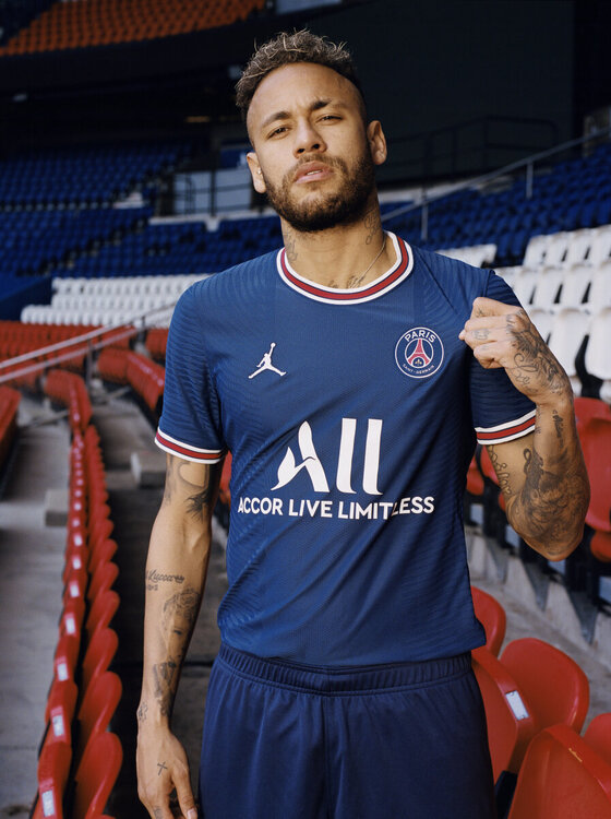 643706-le-psg-devoile-son-nouveau-maillot-domicile-2021-2022-signe-jordan-brand.jpg